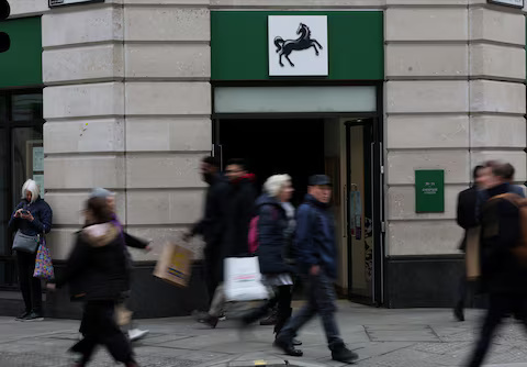 Lloyds mengalihkan pekerjaan TI terampil dari Inggris ke India, lapor FT