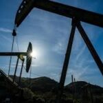 Anda dapat memperdagangkan kontrak berjangka minyak. Hal-hal yang perlu diketahui sebelum Anda memulai.